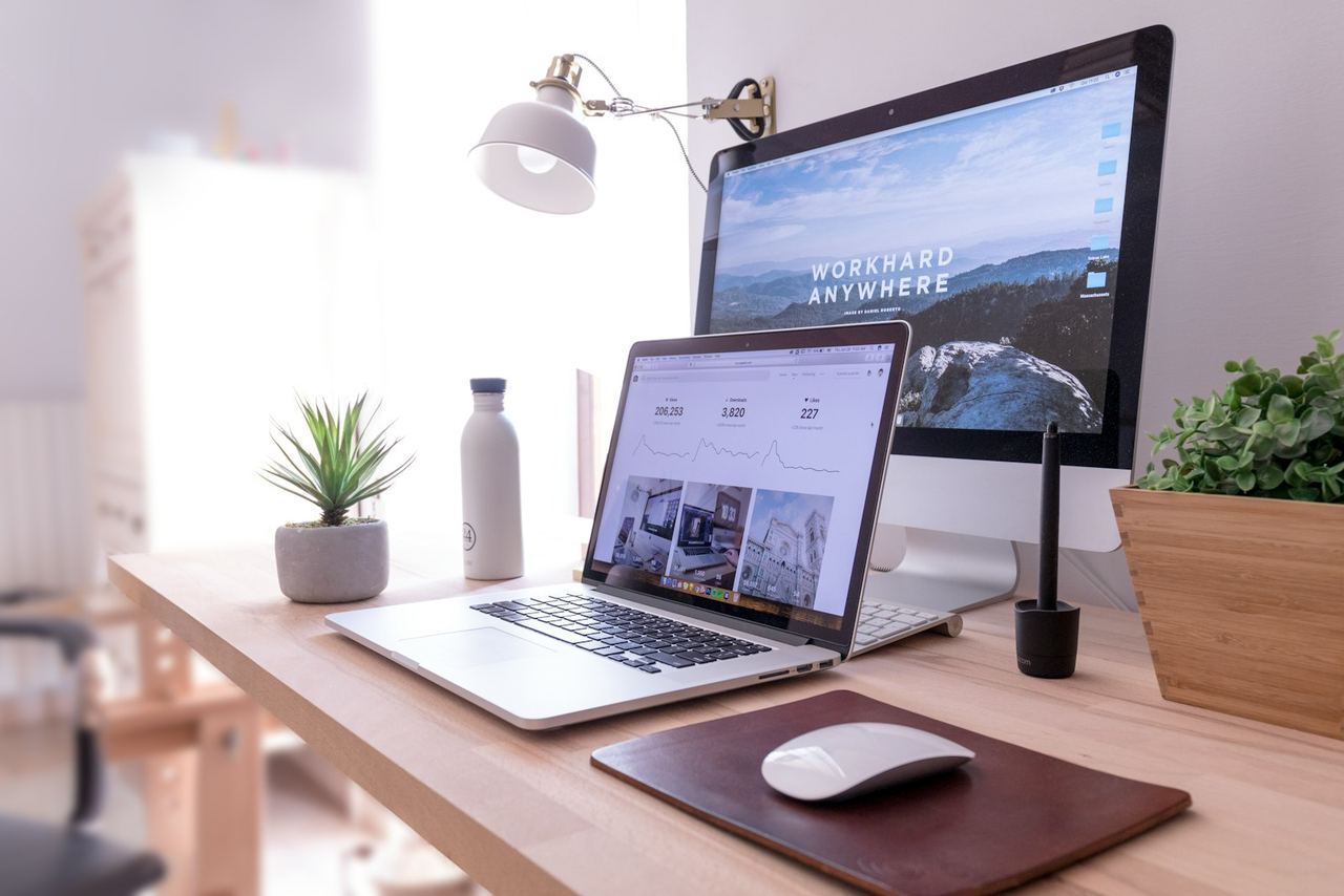 Espacio de trabajo luminoso con un portátil mostrando un diseño web